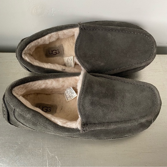 grey men’s ugg slippers - Picture 2 of 4
